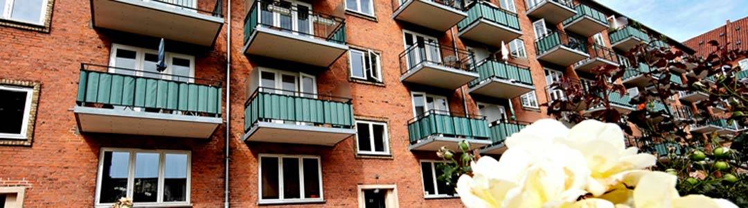 Søndergårdens facade med de grønne altaner